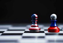 Two chess pawns painted as American and Russian flags