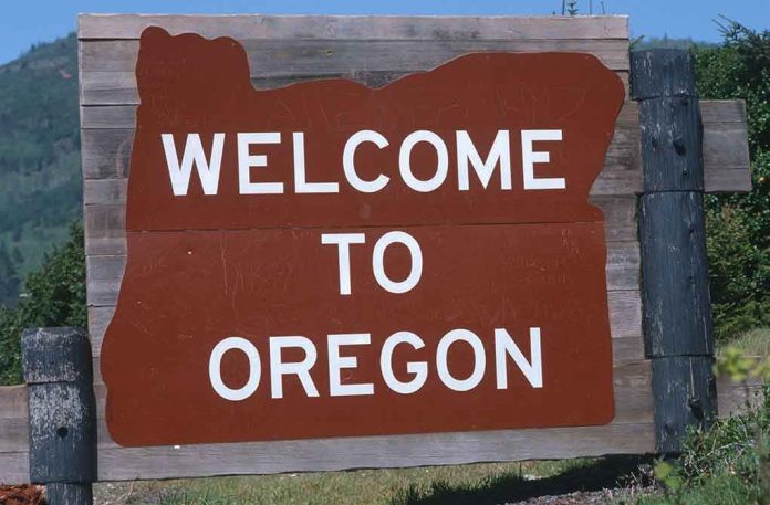 Welcome sign to Oregon with a brown background and white text