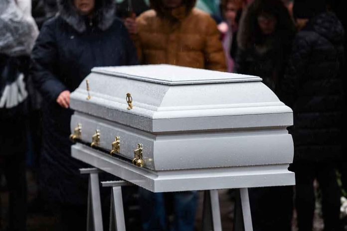 shutterstock_1617926095-1 White casket at an outdoor funeral
