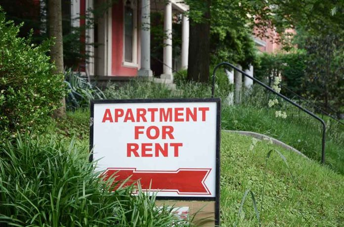 shutterstock_427488781 Sign indicating an apartment is available for rent