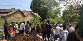 SHOCKING Cemetery Brawl –Unbelievable ESCALATION Mourners gather around a fresh grave during a burial ceremony