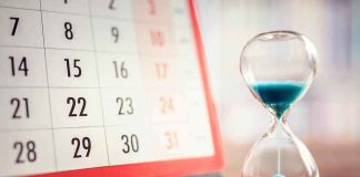 Sharp 84-Year-Old’s PERFECT Timing Saved Him A FORTUNE Hourglass with blue sand beside a desk calendar